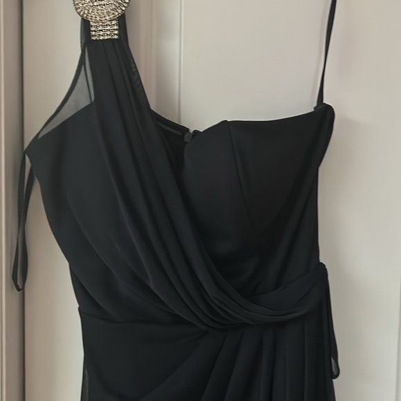 Navy blue xscape dress with side ruching. One shower with broached detail - Picture 3 of 5